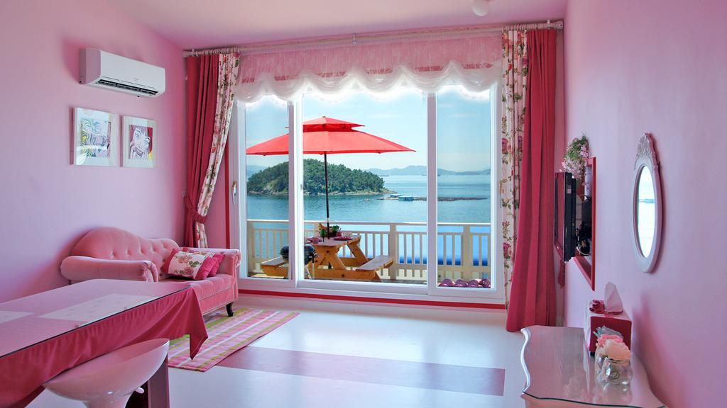 Blue & White Pension Namhae Bagian luar foto