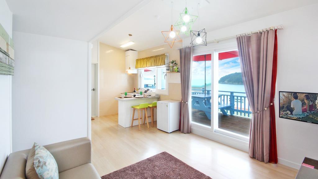 Blue & White Pension Namhae Bagian luar foto