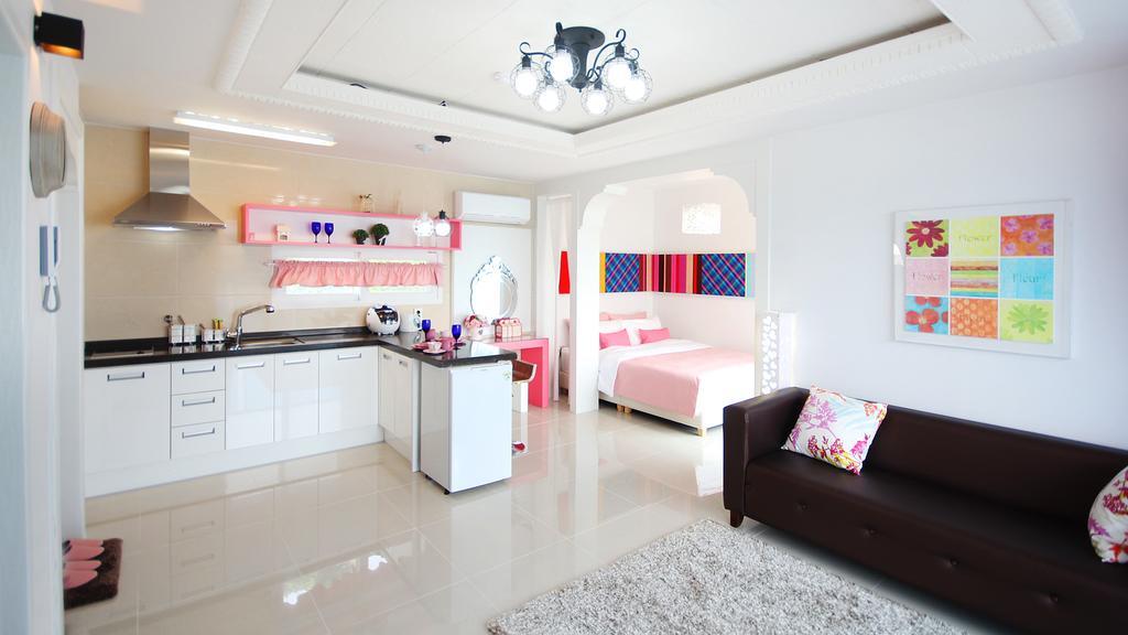 Blue & White Pension Namhae Bagian luar foto