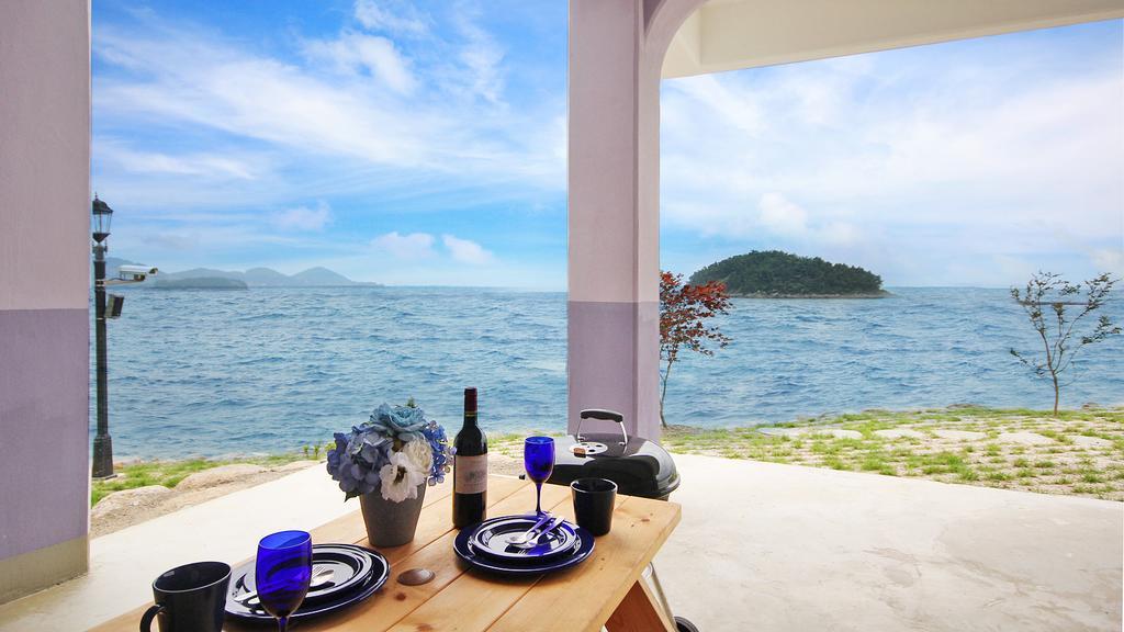 Blue & White Pension Namhae Bagian luar foto