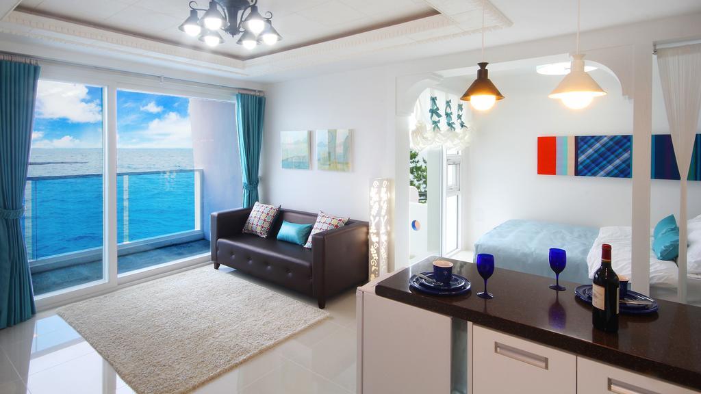 Blue & White Pension Namhae Bagian luar foto