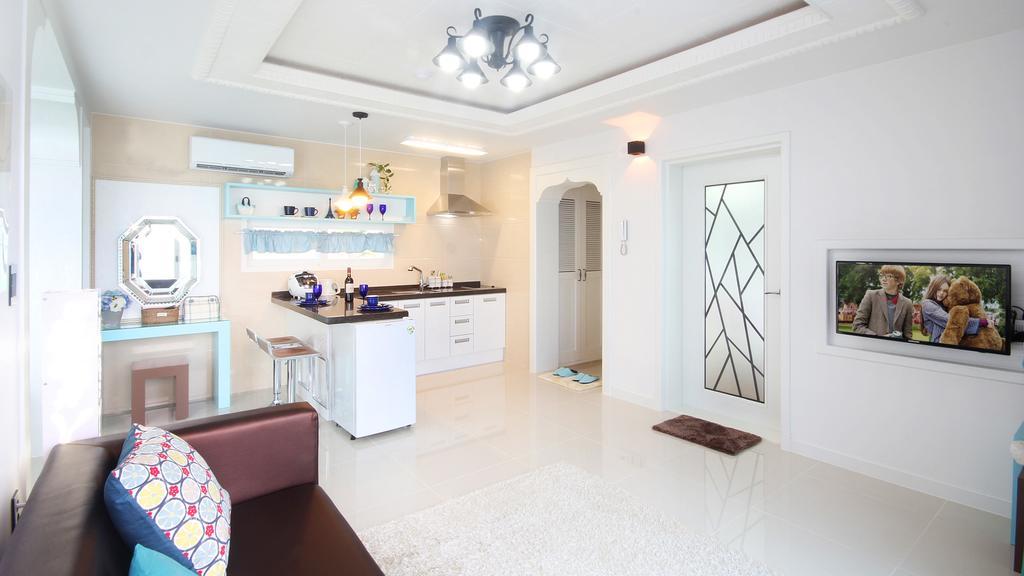 Blue & White Pension Namhae Bagian luar foto