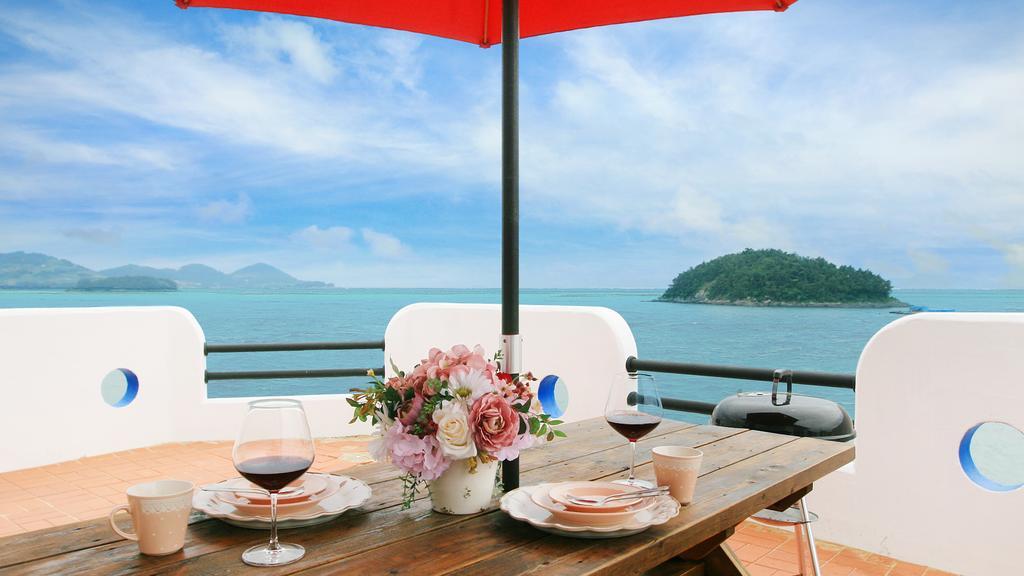 Blue & White Pension Namhae Bagian luar foto