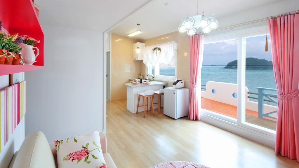 Blue & White Pension Namhae Bagian luar foto