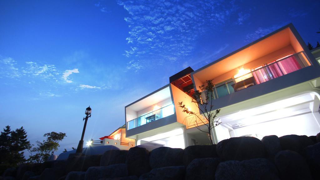 Blue & White Pension Namhae Bagian luar foto