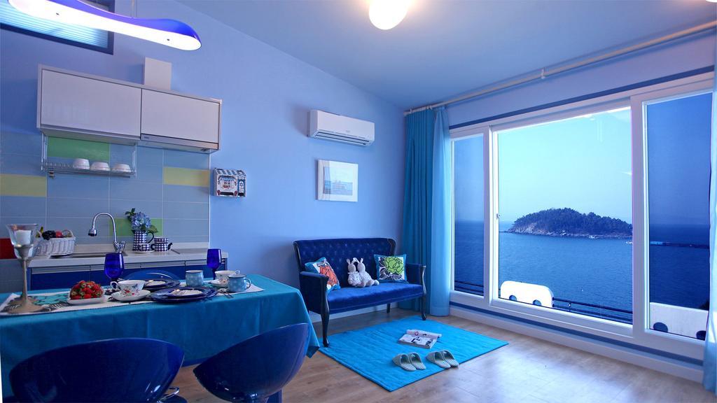 Blue & White Pension Namhae Bagian luar foto