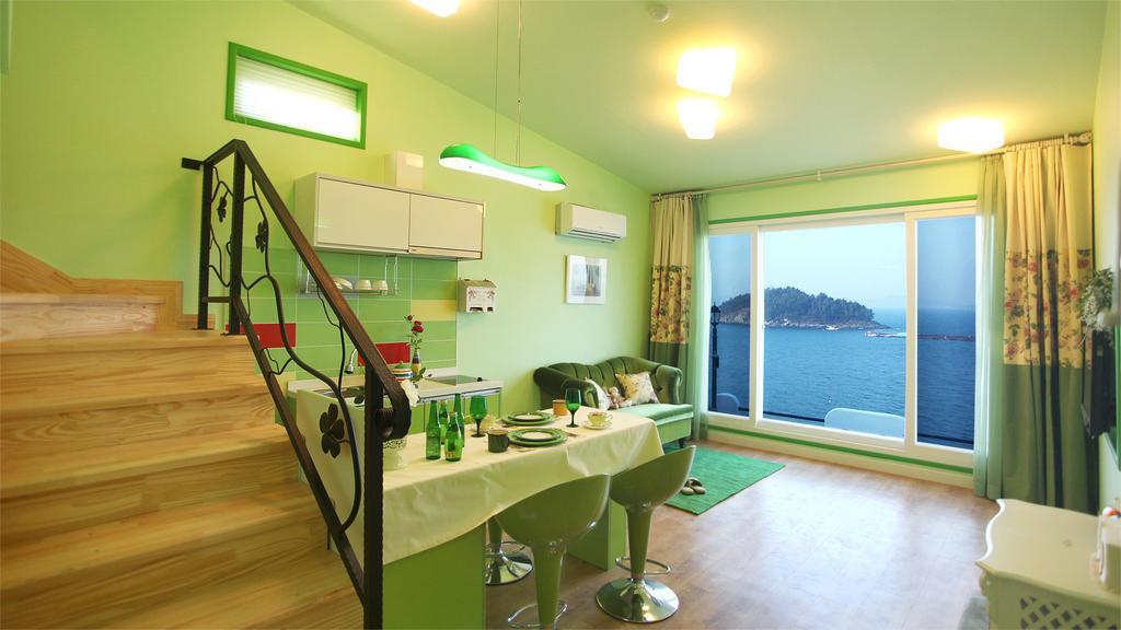Blue & White Pension Namhae Bagian luar foto