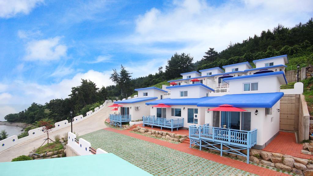 Blue & White Pension Namhae Bagian luar foto