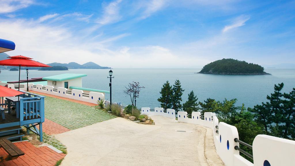 Blue & White Pension Namhae Bagian luar foto