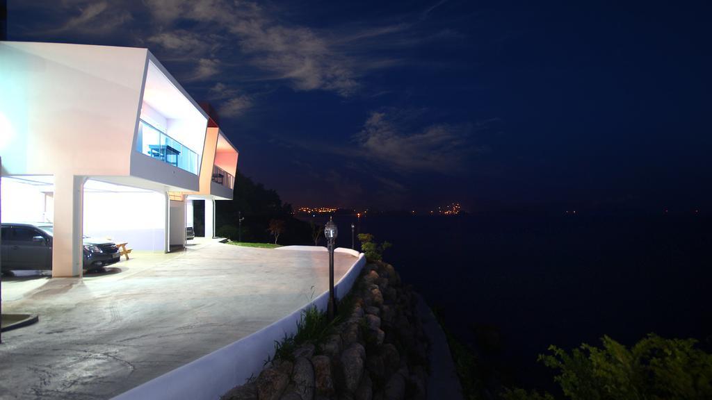 Blue & White Pension Namhae Bagian luar foto