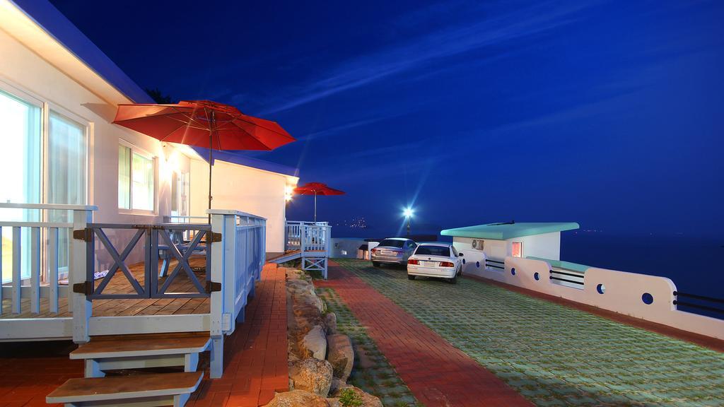 Blue & White Pension Namhae Bagian luar foto