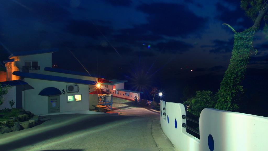 Blue & White Pension Namhae Bagian luar foto