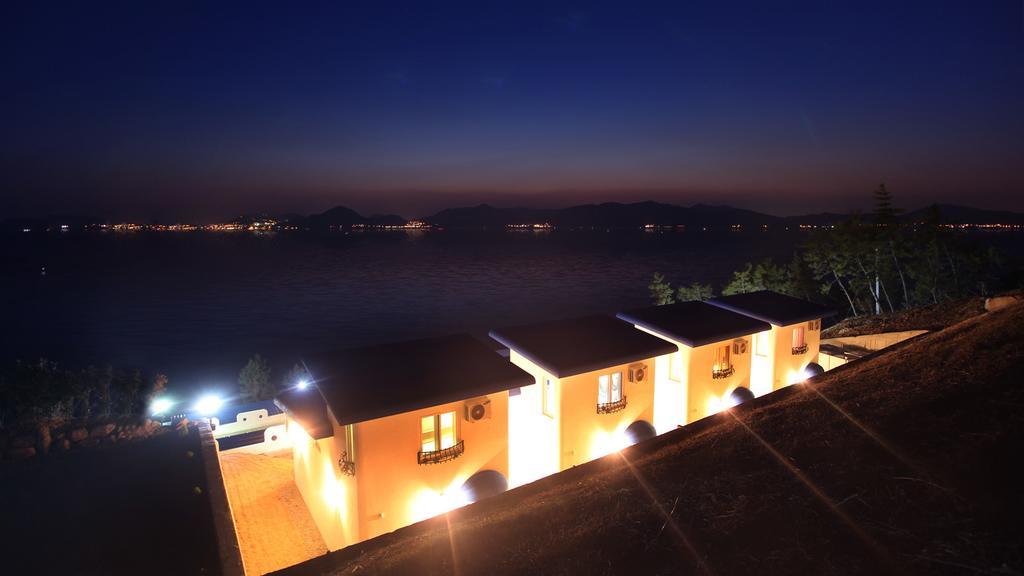 Blue & White Pension Namhae Bagian luar foto