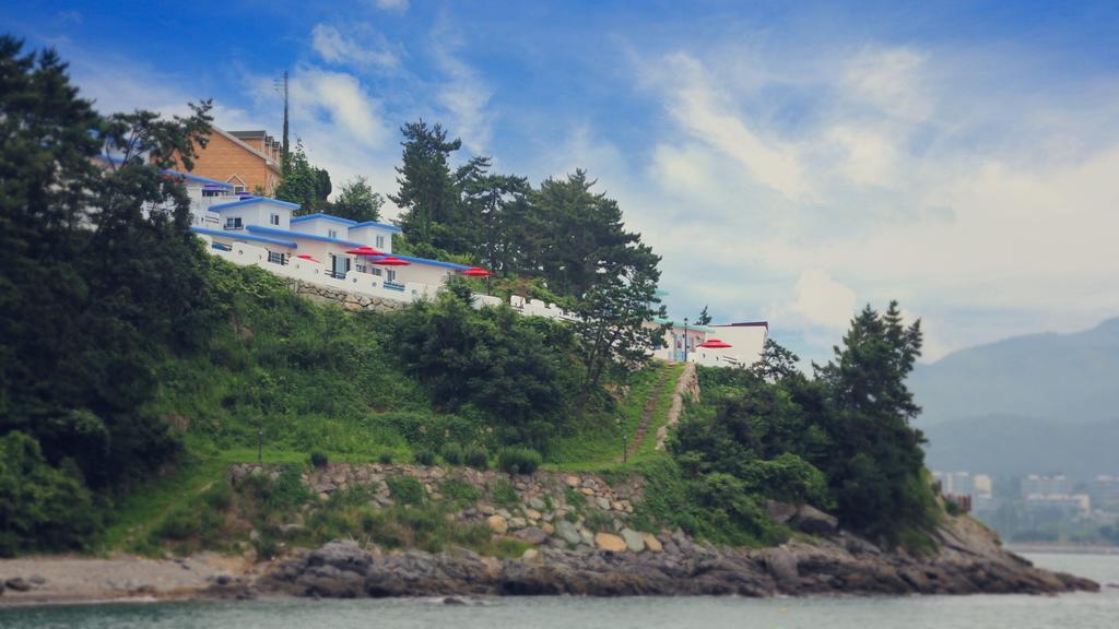 Blue & White Pension Namhae Bagian luar foto