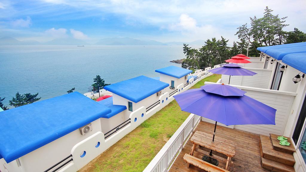 Blue & White Pension Namhae Bagian luar foto