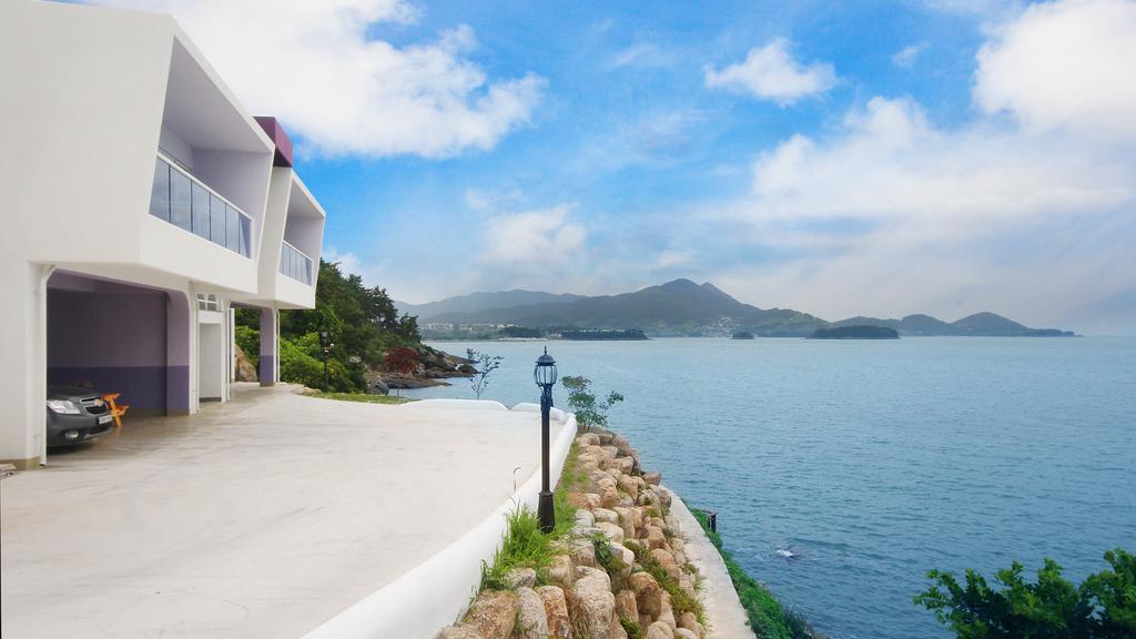 Blue & White Pension Namhae Bagian luar foto