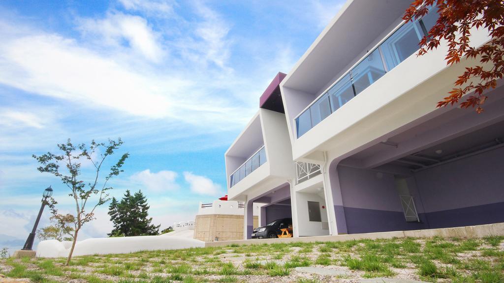 Blue & White Pension Namhae Bagian luar foto