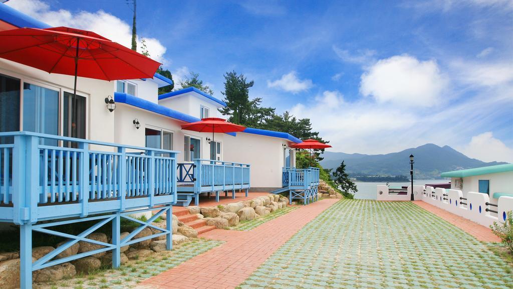 Blue & White Pension Namhae Bagian luar foto